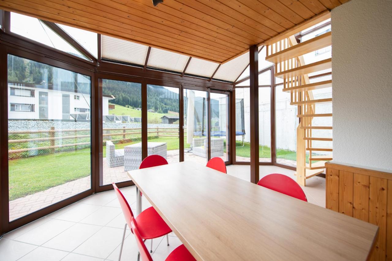 Agrimonia - 5,5-Zi Duplex Wohnung bis 9 Personen mit eigenem Garten Davos Exterior foto