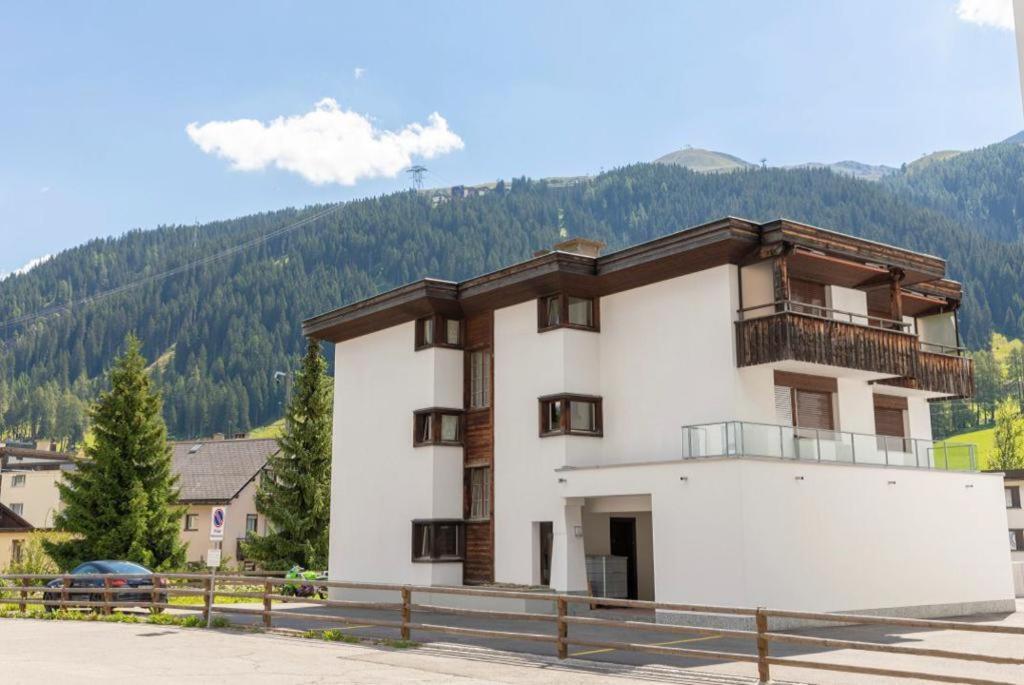 Agrimonia - 5,5-Zi Duplex Wohnung bis 9 Personen mit eigenem Garten Davos Exterior foto